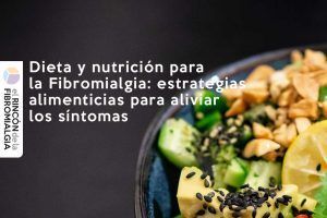 Ensalada nutritiva con aguacate, pepino y semillas sobre fondo oscuro con texto superpuesto que dice 'Dieta y nutrición para la Fibromialgia: estrategias alimenticias para aliviar los síntomas'